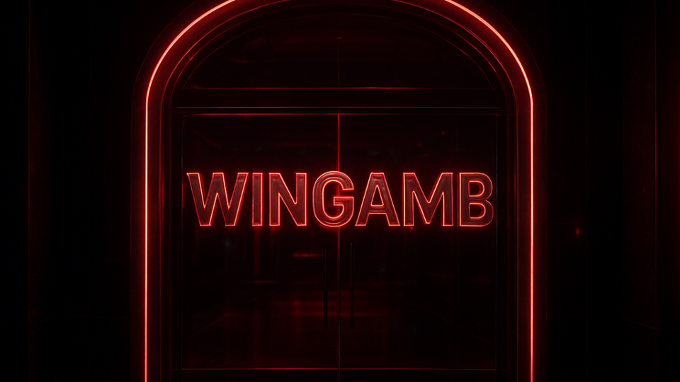 Lüks bir casino girişinde merkezi olarak yer alan WINGAMB yazısı ve mobil uygulama atmosferi